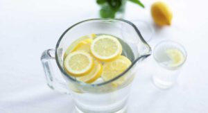 Eau chaude citronnée à jeun, quelles sont les effets sur votre santé 